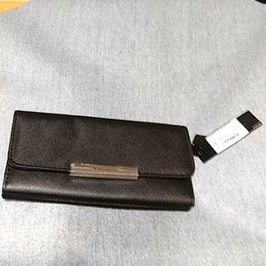 Tahari wallet